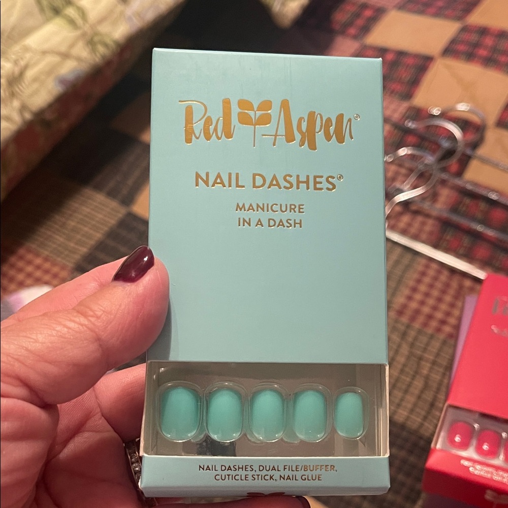 Red Aspen Nail Dashes - Mint Green